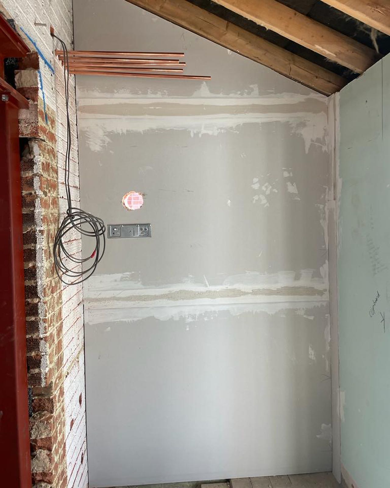 Wall-mounted boiler with copper pipework