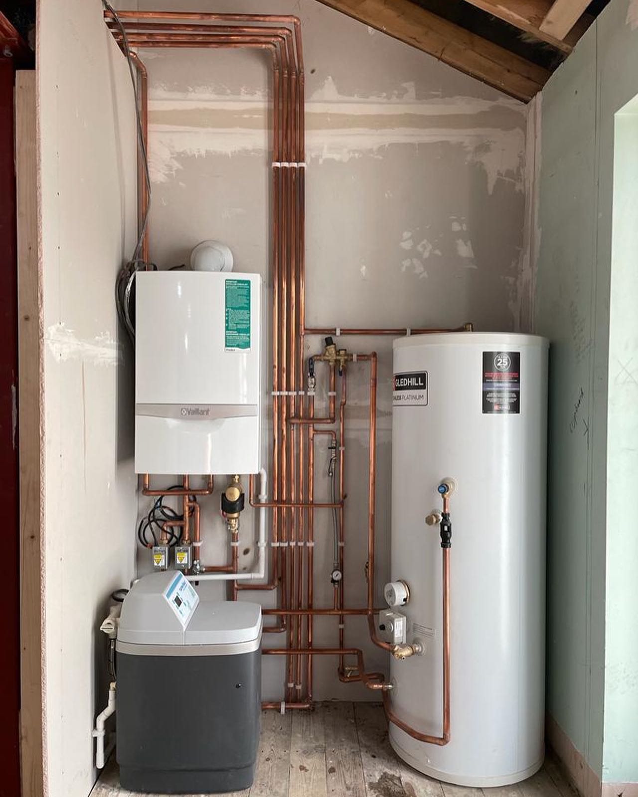 Boiler and unvented cylinder installation with neat copper pipework by Zenith